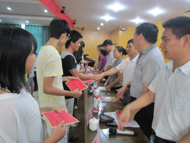 虹潤(rùn)公司舉行2012年慈善助學(xué)金發(fā)放儀式